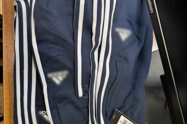 В кузбасском магазине обнаружили контрафактную одежду под видом популярного бренда