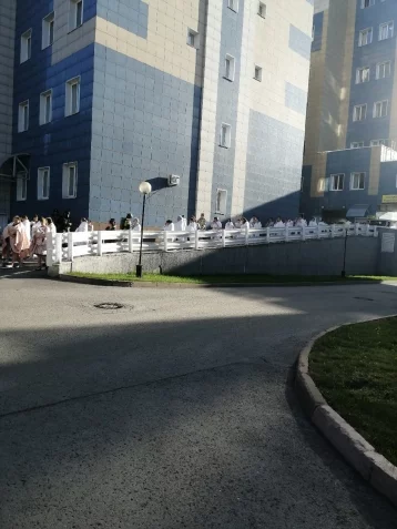 Фото:  Пациенток перинатального центра в Кемерове эвакуировали из-за задымления 1
