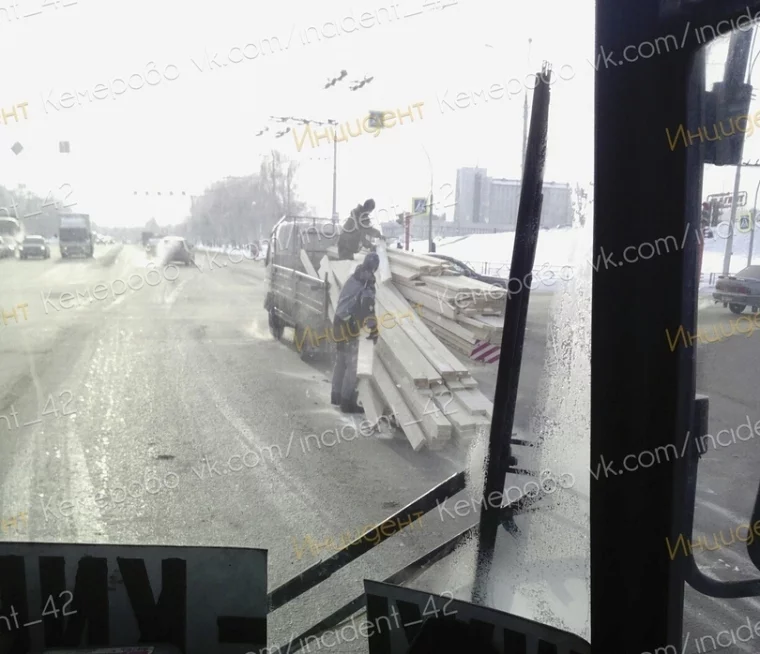 Фото: В  стиле «Пункта назначения»: в Кемерове доски вывалились из грузовика на дорогу  2