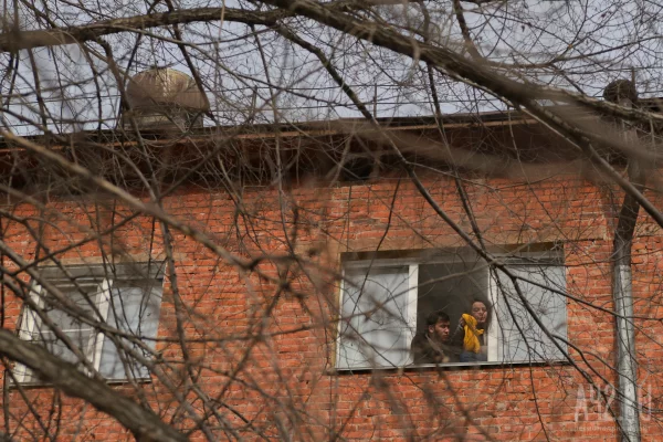 Бастрыкин потребовал разобраться с расселением жильцов аварийного дома в Кемерове