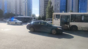 Фото: В Новосибирске пассажирский автобус протаранил 3 припаркованных автомобиля 1
