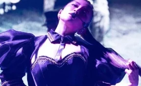 Японская поп-исполнительница вышла на сцену в кофте с русским матом