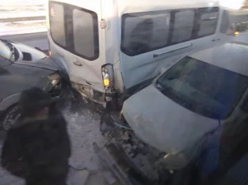 Фото: На кузбасской трассе столкнулись семь машин, два микроавтобуса и автобус с пассажирами 1