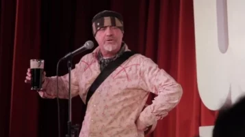 Фото: Известный британский комик умер на сцене после шутки про инсульт 1