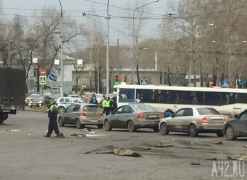 Фото: Появилось видео аварии с автобусом на проспекте Шахтёров в Кемерове 3