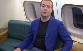 Медведев предложил обсудить введение базового дохода для всех жителей России