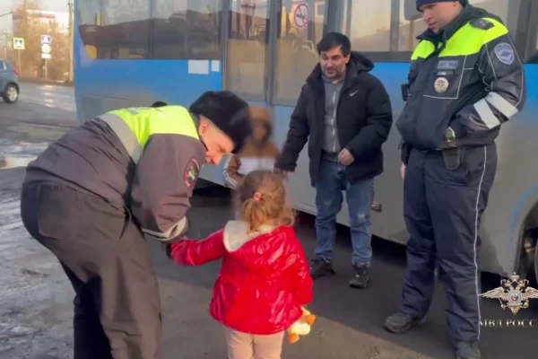 «Играла на проезжей части»: в Новокузнецке вернули домой 4-летнюю девочку