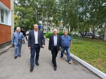 Фото: Мэр Новокузнецка проверил, куда переведут детей из закрытой школы №28 1