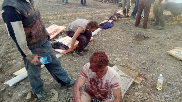 Фото: В Кузбассе четверо рабочих застряли в подземной цистерне 5