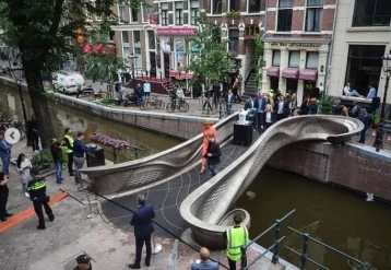 Фото: В Амстердаме впервые в мире открыли распечатанный на 3D-принтере мост  1
