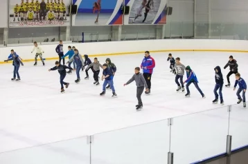 Фото: Кемеровских детей научат кататься на коньках бесплатно 1