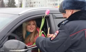 В Кузбассе инспекторы ГИБДД останавливали автоледи и дарили им цветы