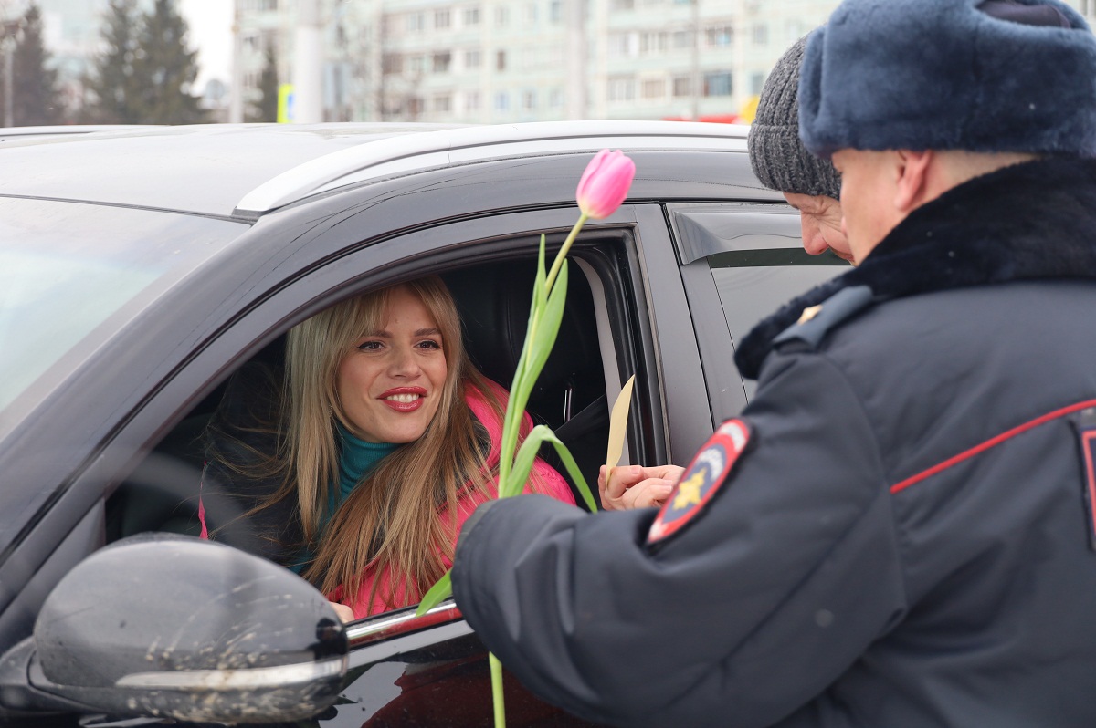 В Кузбассе инспекторы ГИБДД останавливали автоледи и дарили им цветы