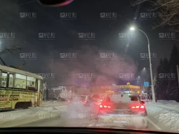 Фото: Очевидцы: в Кемерове маршрутку развернуло на дороге и вынесло на трамвайные пути 5