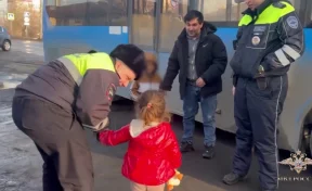 «Играла на проезжей части»: в Новокузнецке вернули домой 4-летнюю девочку