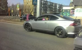 Кемеровчан поразила автоледи за рулём иномарки с ребёнком на коленях