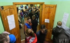 «Большая часть вешалок сломана»: кузбассовец сообщил, что в школе дети вынуждены складывать одежду в огромную кучу