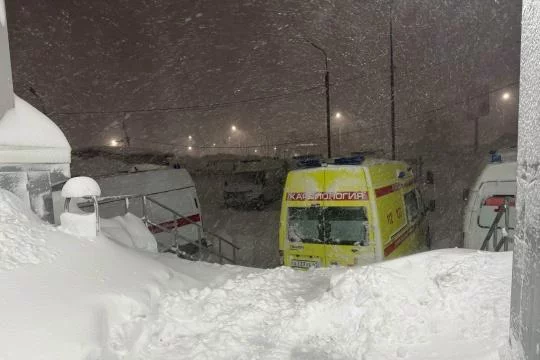 На Камчатке медики скорой помощи более 1 км несли пациента при штормовом ветре и метели