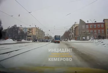 Фото: Момент тройного ДТП с участием трамвая в Кемерове попал на видео 1