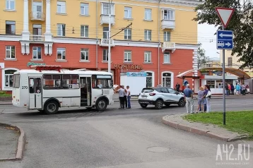 Фото: Возле кемеровского Главпочтамта столкнулись ПАЗ и Renault 1