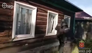 Фото: В Кузбассе штурм дома наркоторговки спецназом сняли на видео 1