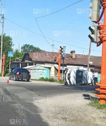 Фото: Иномарка опрокинулась в результате ДТП на перекрёстке в Кемерове 1