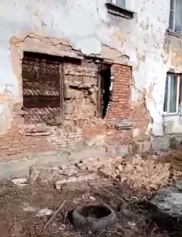 Фото: В кузбасском городе у дома обрушилась стена 1