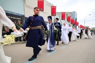 Фото: Две пары из Кузбасса заключили брак на свадебном фестивале в Москве 1