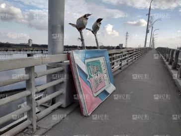 Фото: В Кемерове с Кузнецкого моста исчезли баннеры с гербами городов. Власти объяснили ситуацию 3