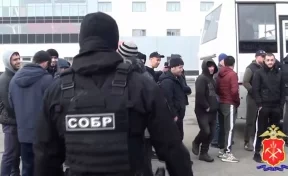 В Кемерове 27 мигрантов отвезли в военкомат после рейда полиции на рынок