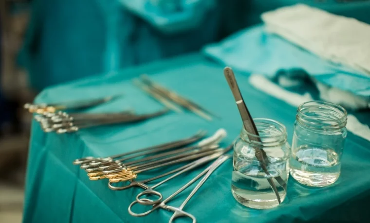 Фото: Червяк в глазу, гидравлический пенис и мочевой пузырь из кишки. Уникальные операции 2025 года в Кузбассе 2