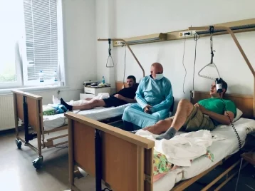 Фото: «Очень волевые люди»: Сергей Цивилёв посетил в больнице пострадавших при крушении самолёта 1