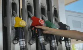 «В любую тару»: В Петербурге запретили продажу бензина несовершеннолетним