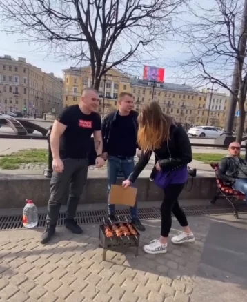 Фото: Блогеры пожарили шашлыки на улице в центре Санкт-Петербурга 1