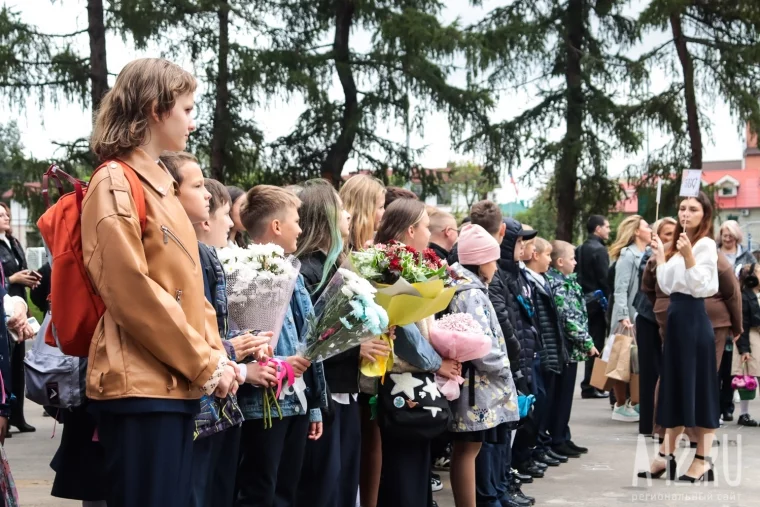 Фото: Лицей после ремонта и белые банты: в Кемерове прошли торжественные линейки 42