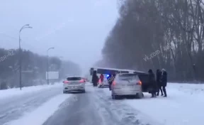 На трассе Кемерово — Новосибирск пассажирский автобус съехал в кювет, образовалась пробка