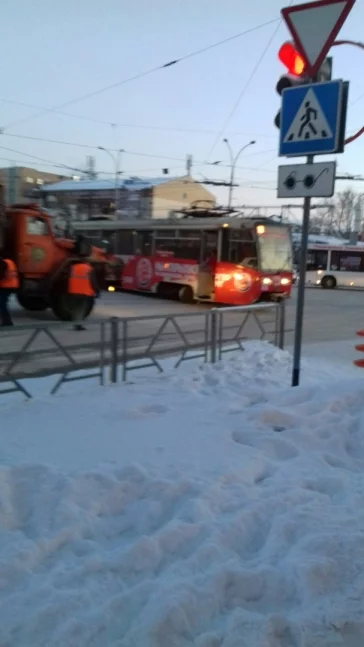 Фото: На пересечении проспекта Ленина и улицы Дзержинского в Кемерове трамвай сошёл с рельсов 2