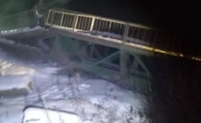 В Иркутской области под грузовиком обрушился мост