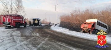 Фото: Смертельное ДТП: на трассе в Кузбассе разбились автобус и тягач 1