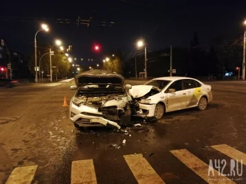 Фото: Три человека пострадали в ДТП с такси на кемеровском перекрёстке 1