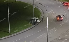 В Кемерове водитель ВАЗа врезался в столб на новом кольце
