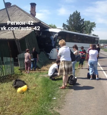 Фото: В Кузбассе рейсовый автобус врезался в частный дом 1