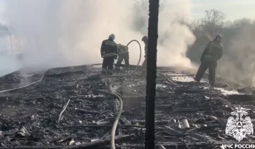 Фото: МЧС показало кадры тушения крупного пожара в кузбасском городе: площадь составила 200 квадратов 1