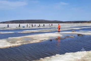 Фото: На Сахалине более 90 рыбаков попали в «ловушку» на льдине: есть погибшие  1