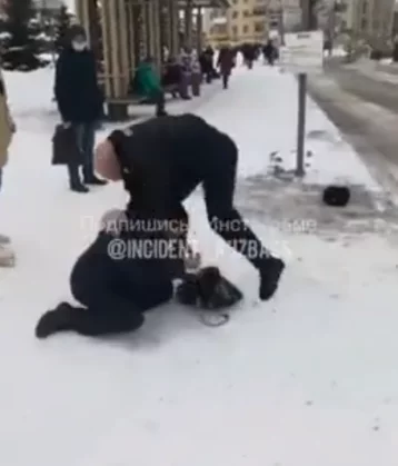 Фото: В Новокузнецке драка нетрезвых горожан с полицейскими попала на видео 1
