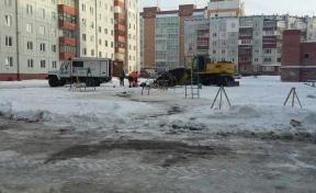 Специалисты устраняют аварию на водоводе, произошедшую на Радуге в Кемерове