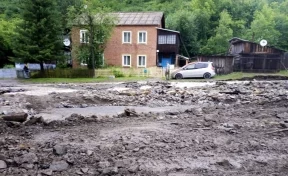 В Кузбассе прокуратура заинтересовалась вышедшим из берегов ручьём, затопившим посёлок