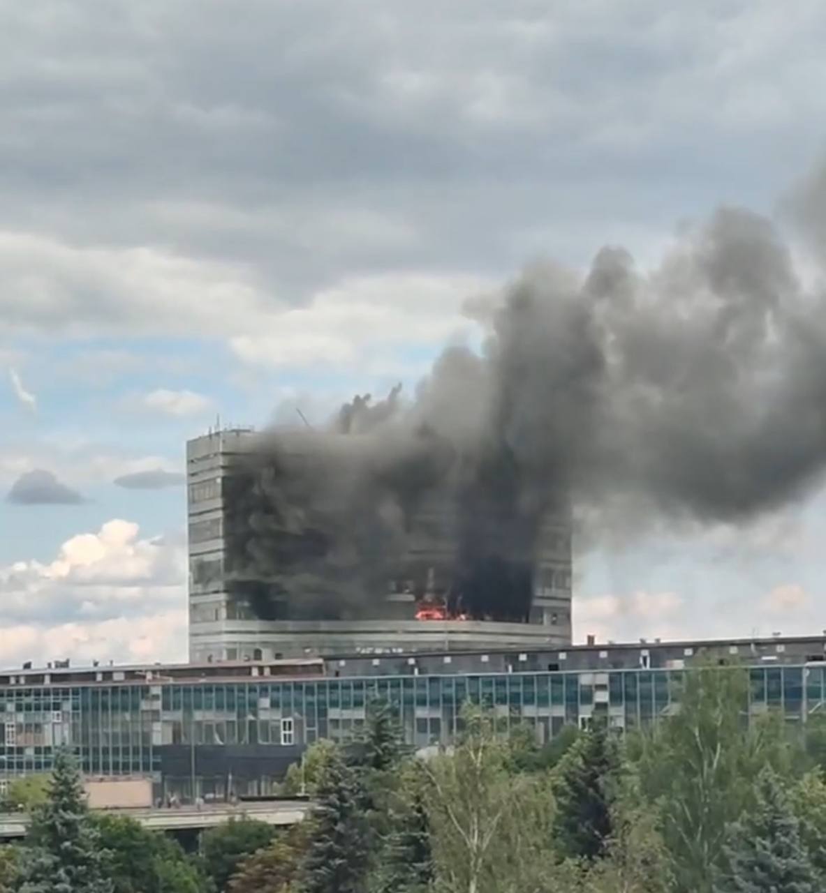 Люди разбивают стёкла в горящем здании во Фрязине, чтобы не задохнуться
