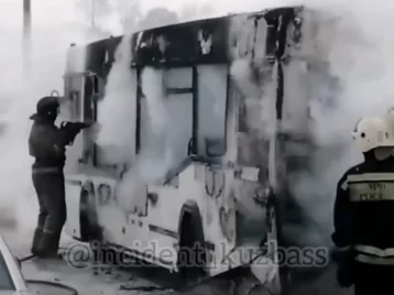 Фото: В Новокузнецке на дороге сгорел автобус, ЧП попало на видео 1