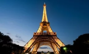 Подсветку Эйфелевой башни в Париже изменили в поддержку прав женщин